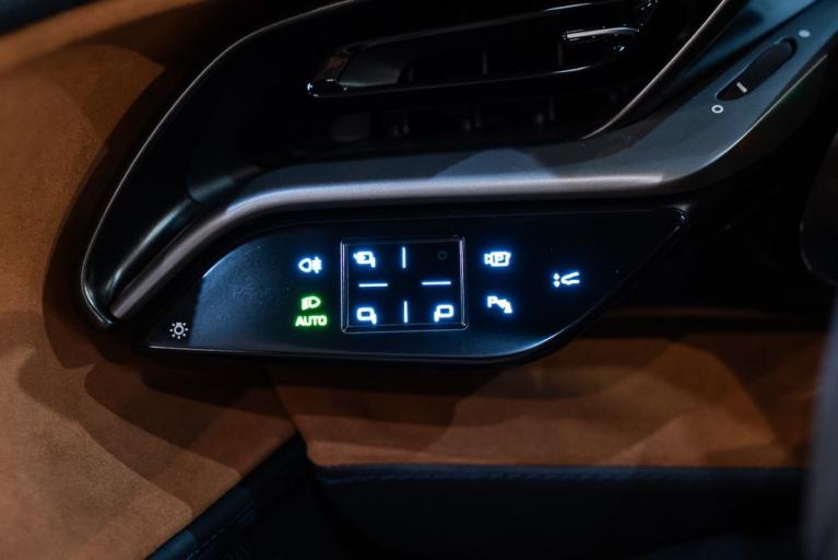 http://www.koenigseggchicago.com/galleria_images/140/140_p27_f.jpg