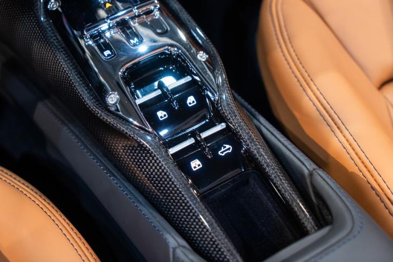 http://www.koenigseggchicago.com/galleria_images/140/140_p31_f.jpg