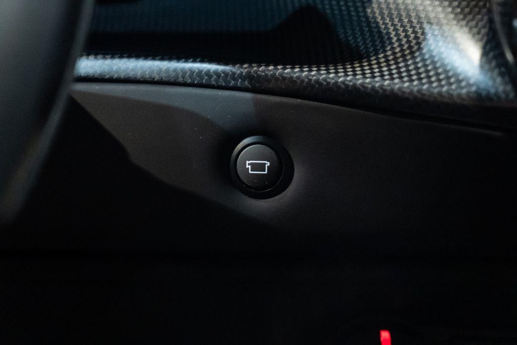 http://www.koenigseggchicago.com/galleria_images/141/141_p40_l.jpg