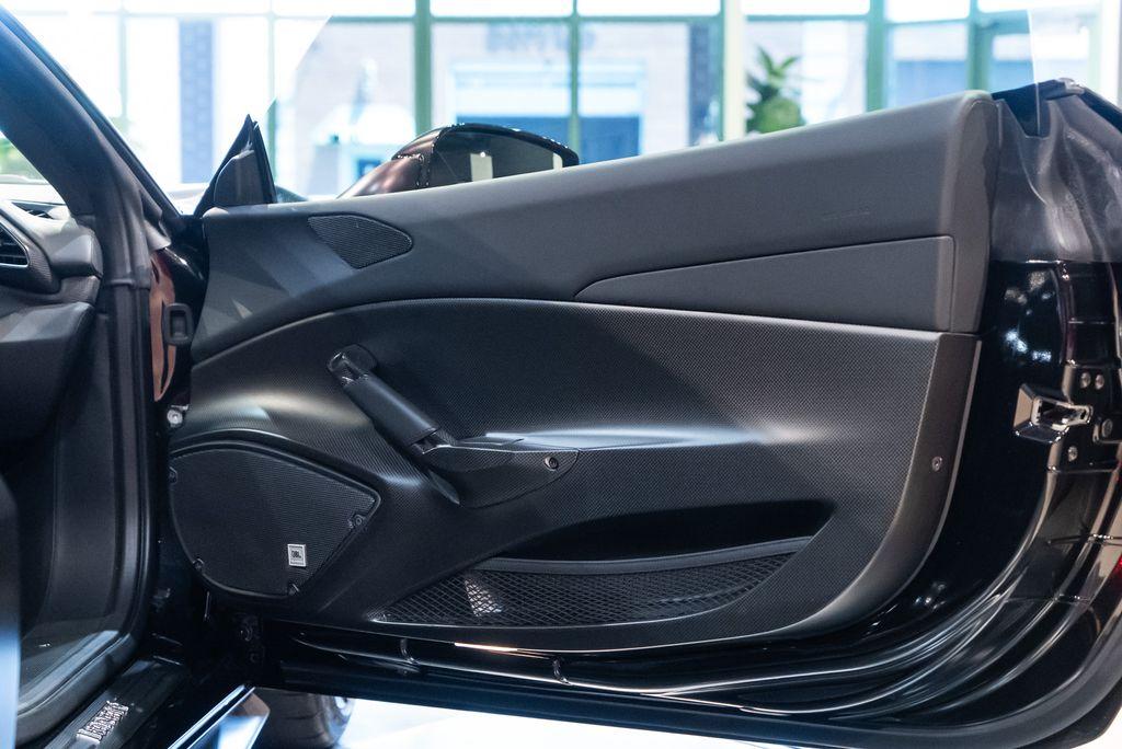 http://www.koenigseggchicago.com/galleria_images/141/141_p49_l.jpg