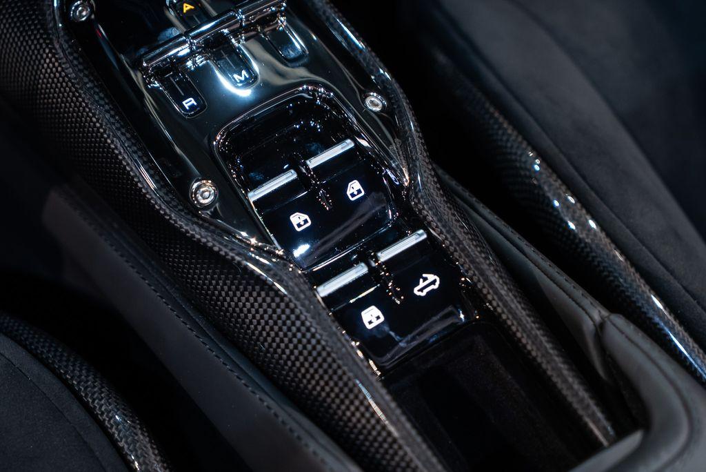 http://www.koenigseggchicago.com/galleria_images/142/142_p39_l.jpg