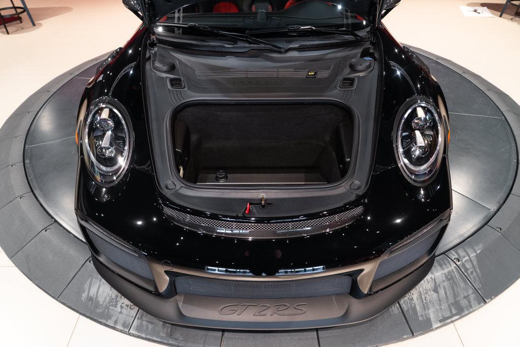 http://www.koenigseggchicago.com/galleria_images/143/143_p10_l.jpg