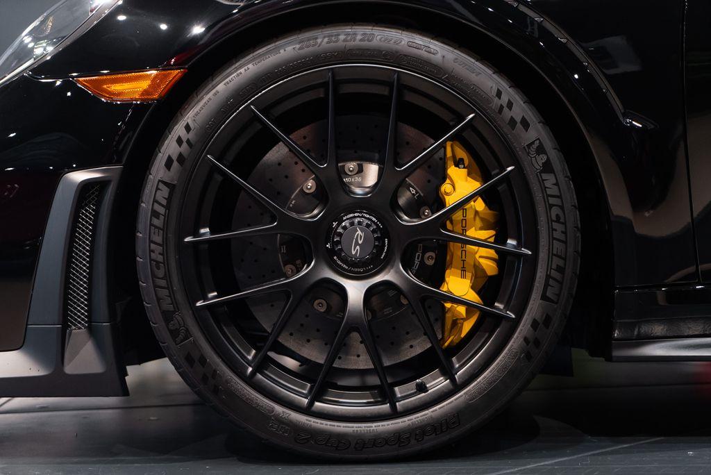 http://www.koenigseggchicago.com/galleria_images/143/143_p14_l.jpg