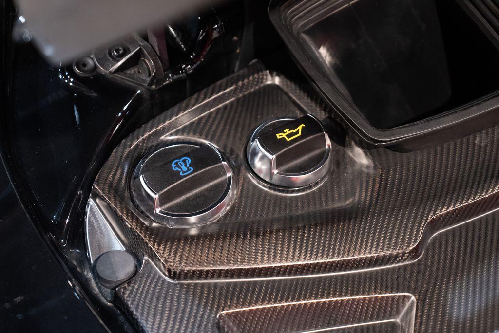 http://www.koenigseggchicago.com/galleria_images/143/143_p24_l.jpg