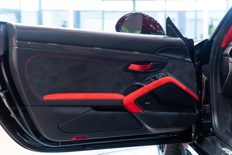 http://www.koenigseggchicago.com/galleria_images/143/143_p28_f.jpg