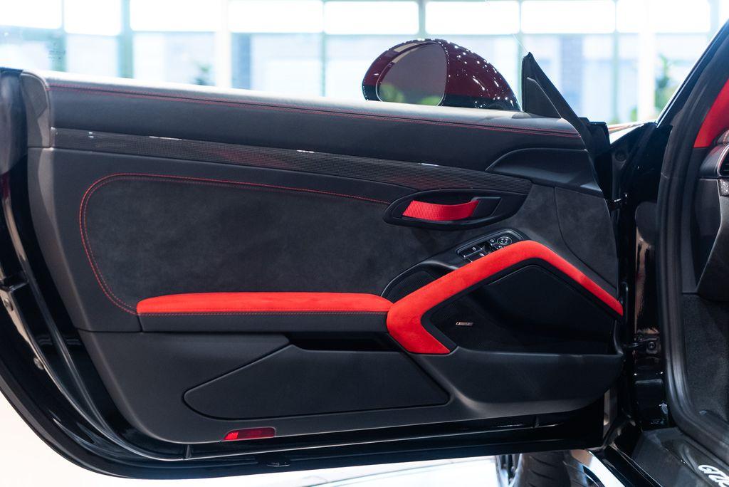http://www.koenigseggchicago.com/galleria_images/143/143_p28_l.jpg