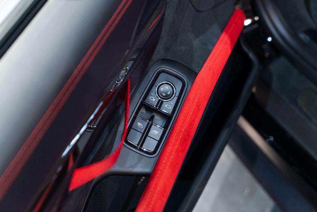 http://www.koenigseggchicago.com/galleria_images/143/143_p29_l.jpg