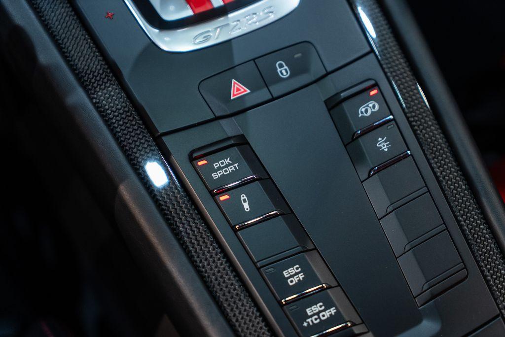 http://www.koenigseggchicago.com/galleria_images/143/143_p47_l.jpg