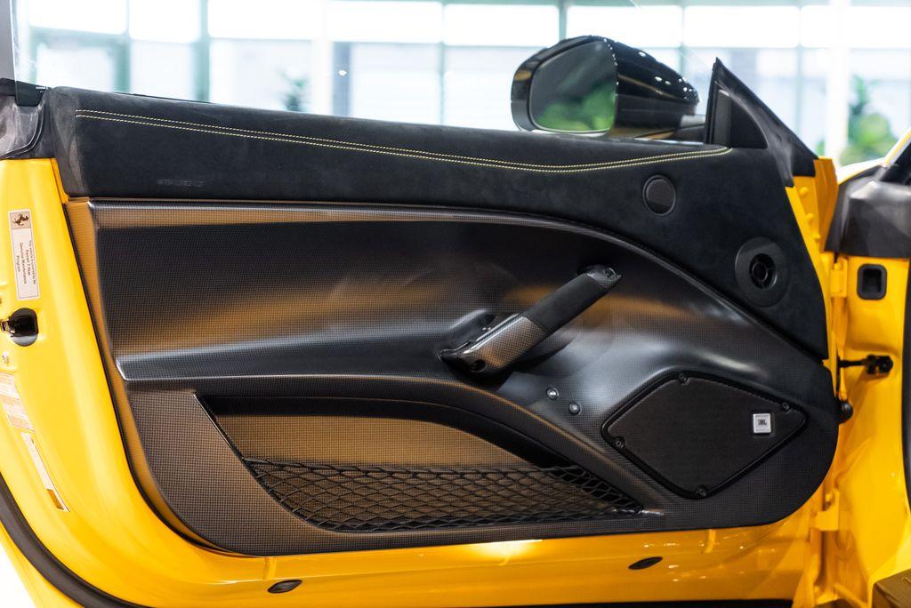 http://www.koenigseggchicago.com/galleria_images/144/144_p33_l.jpg
