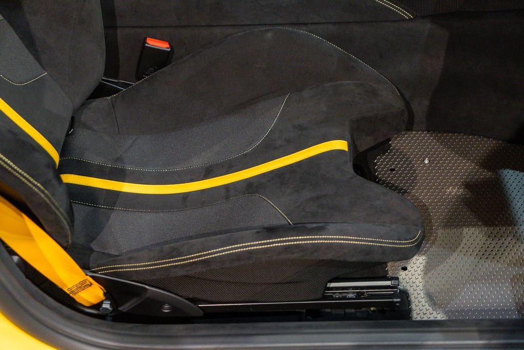 http://www.koenigseggchicago.com/galleria_images/144/144_p49_l.jpg