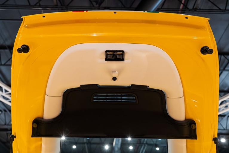 http://www.koenigseggchicago.com/galleria_images/145/145_p29_f.jpg