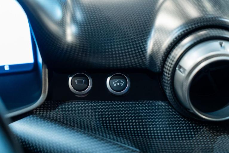 http://www.koenigseggchicago.com/galleria_images/145/145_p48_f.jpg