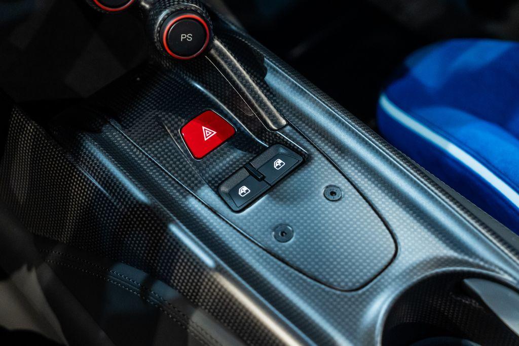 http://www.koenigseggchicago.com/galleria_images/145/145_p52_l.jpg