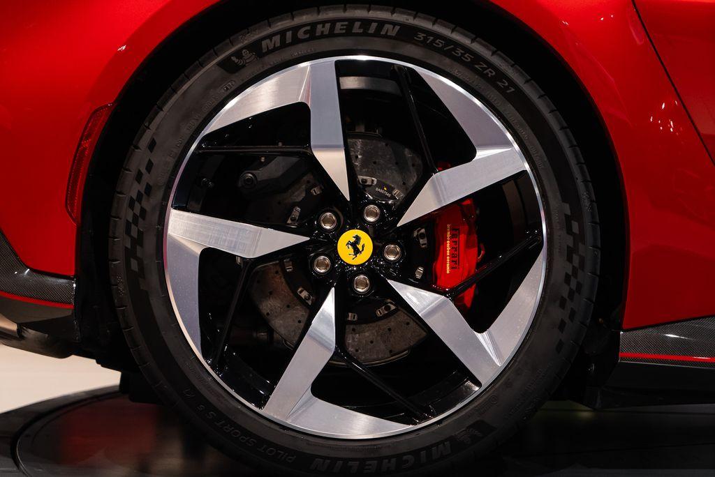 http://www.koenigseggchicago.com/galleria_images/147/147_p13_l.jpg