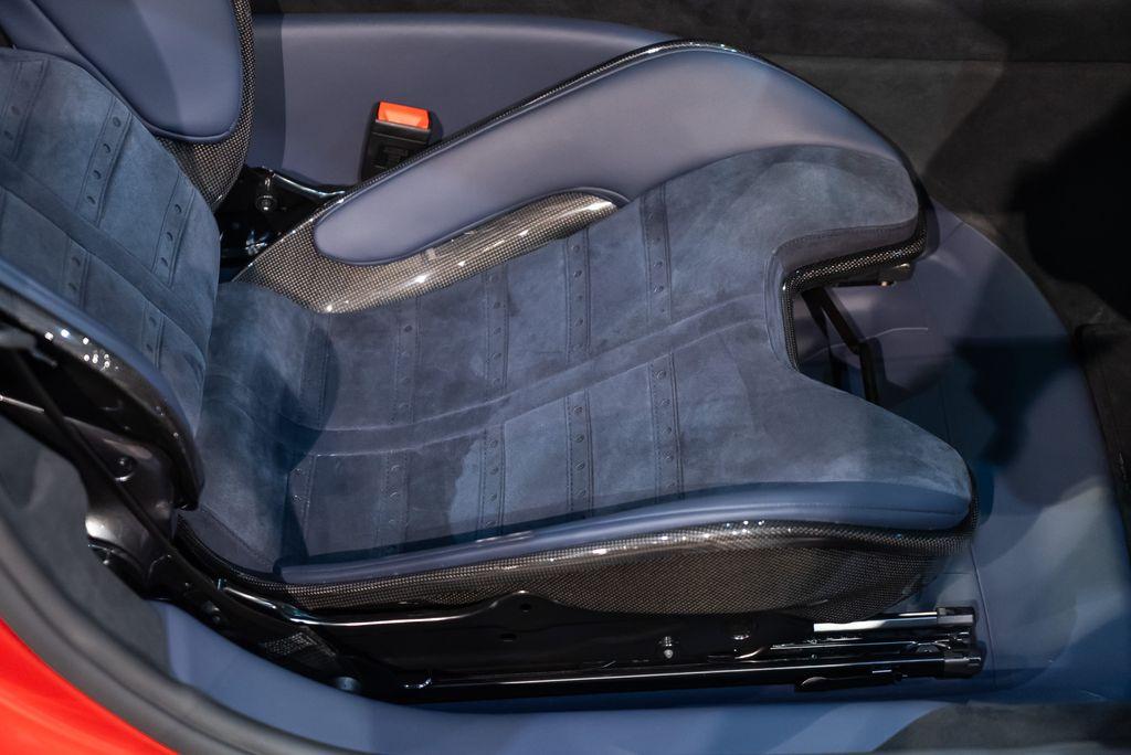 http://www.koenigseggchicago.com/galleria_images/147/147_p39_l.jpg