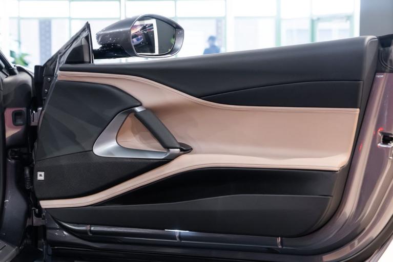 http://www.koenigseggchicago.com/galleria_images/148/148_p48_f.jpg