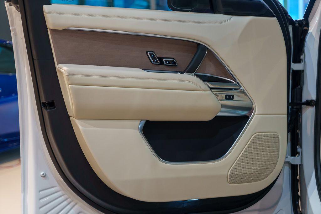 http://www.koenigseggchicago.com/galleria_images/149/149_p21_l.jpg