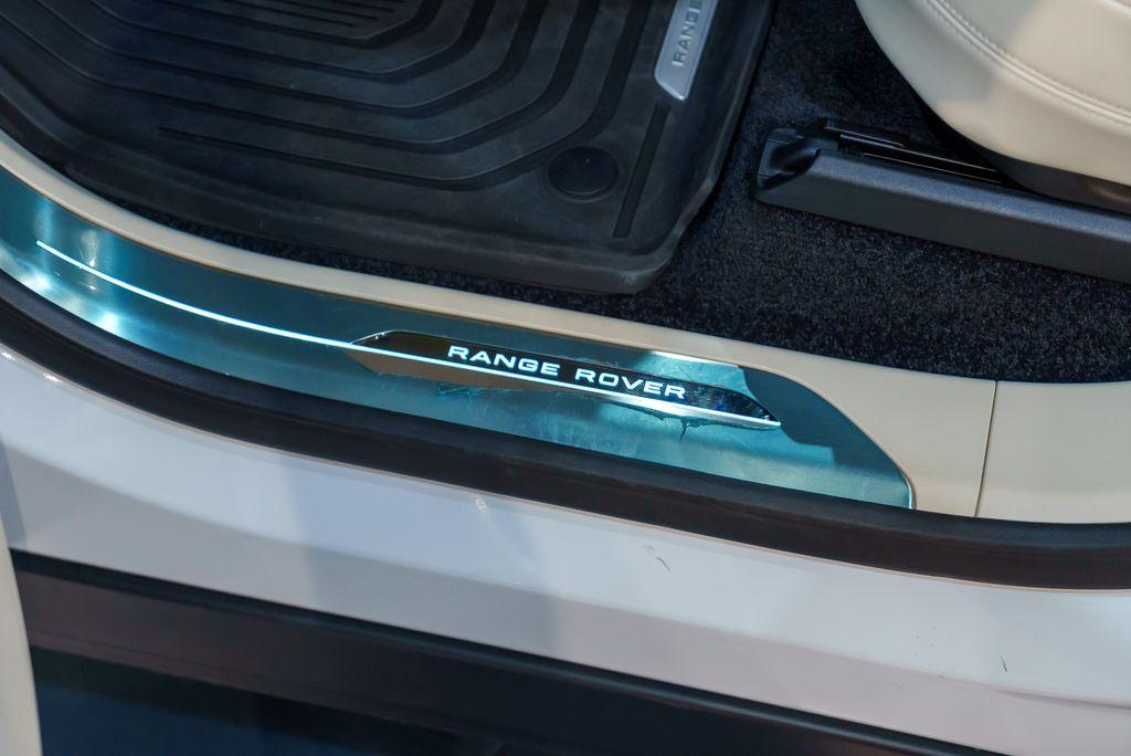 http://www.koenigseggchicago.com/galleria_images/149/149_p22_l.jpg