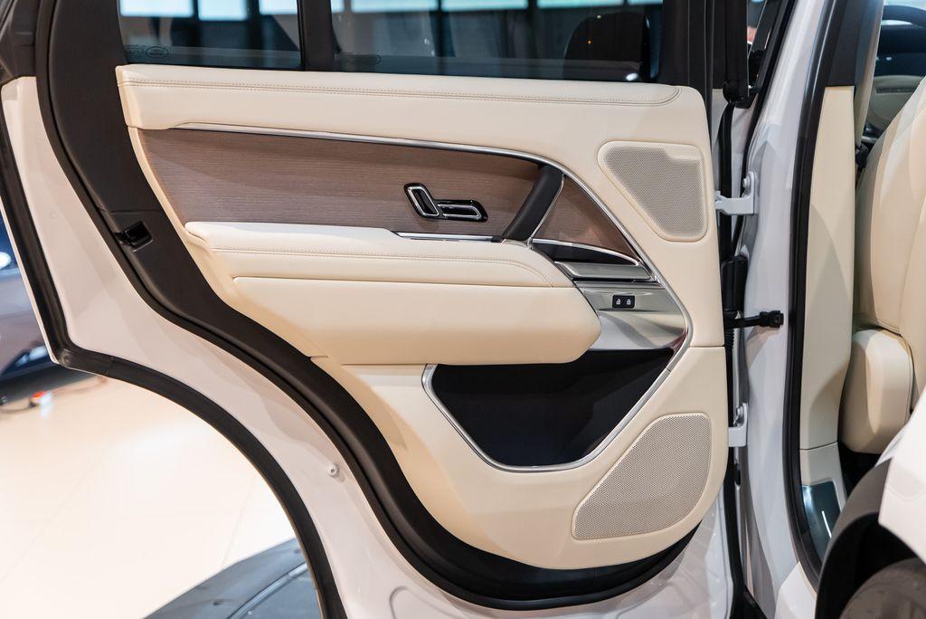 http://www.koenigseggchicago.com/galleria_images/149/149_p30_l.jpg