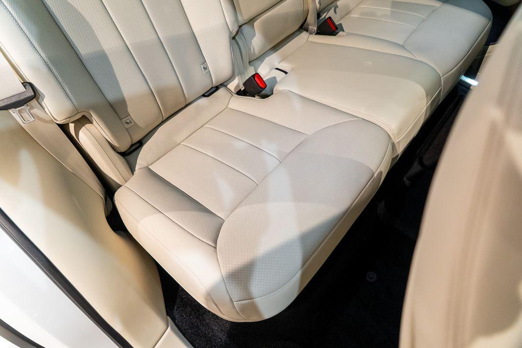 http://www.koenigseggchicago.com/galleria_images/149/149_p35_l.jpg