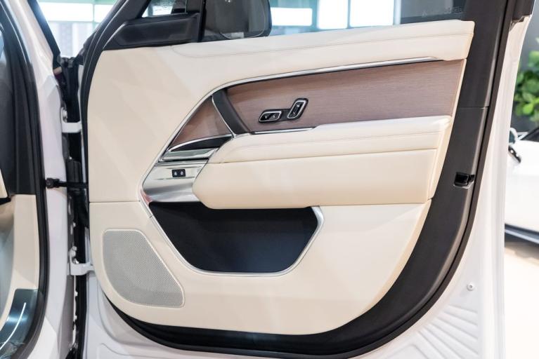 http://www.koenigseggchicago.com/galleria_images/149/149_p38_f.jpg