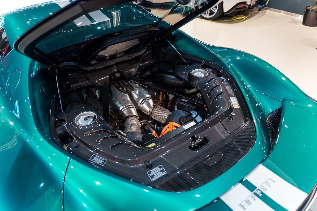 http://www.koenigseggchicago.com/galleria_images/150/150_p23_l.jpg