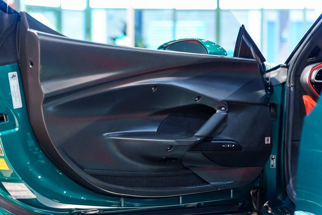 http://www.koenigseggchicago.com/galleria_images/150/150_p28_l.jpg