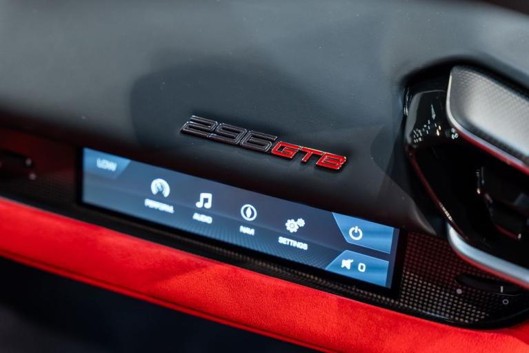 http://www.koenigseggchicago.com/galleria_images/150/150_p48_f.jpg