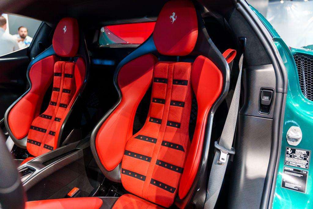 http://www.koenigseggchicago.com/galleria_images/150/150_p4_l.jpg