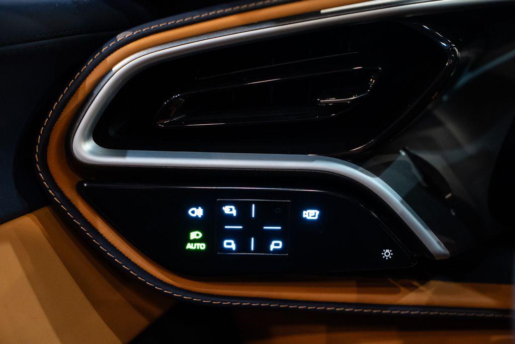http://www.koenigseggchicago.com/galleria_images/151/151_p28_l.jpg
