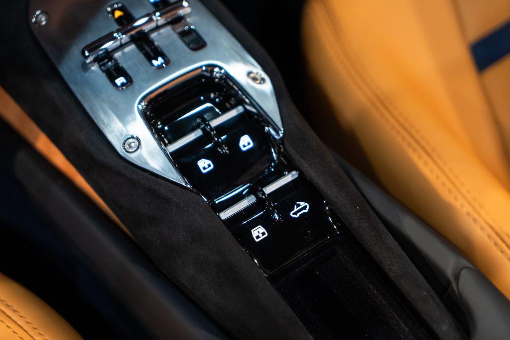 http://www.koenigseggchicago.com/galleria_images/151/151_p34_l.jpg