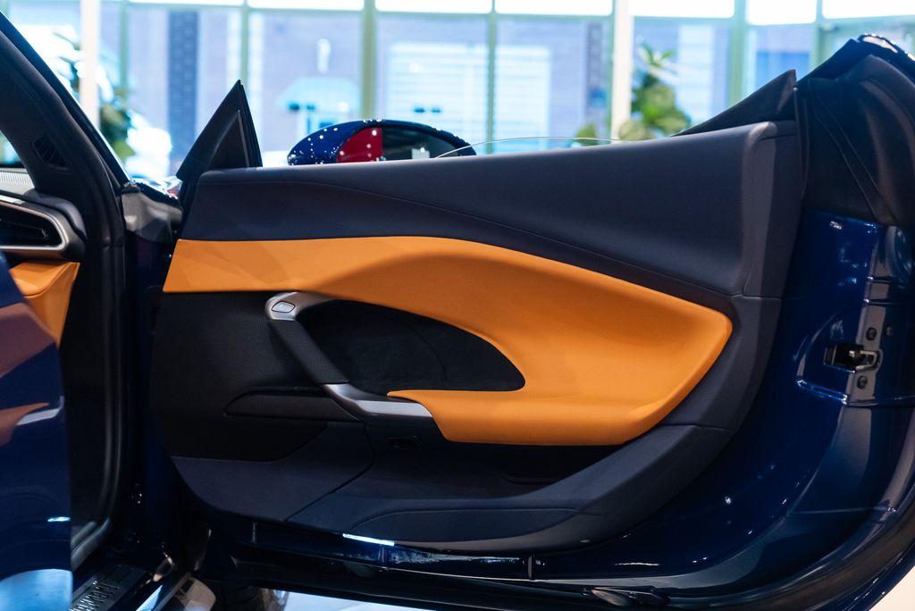 http://www.koenigseggchicago.com/galleria_images/151/151_p38_l.jpg