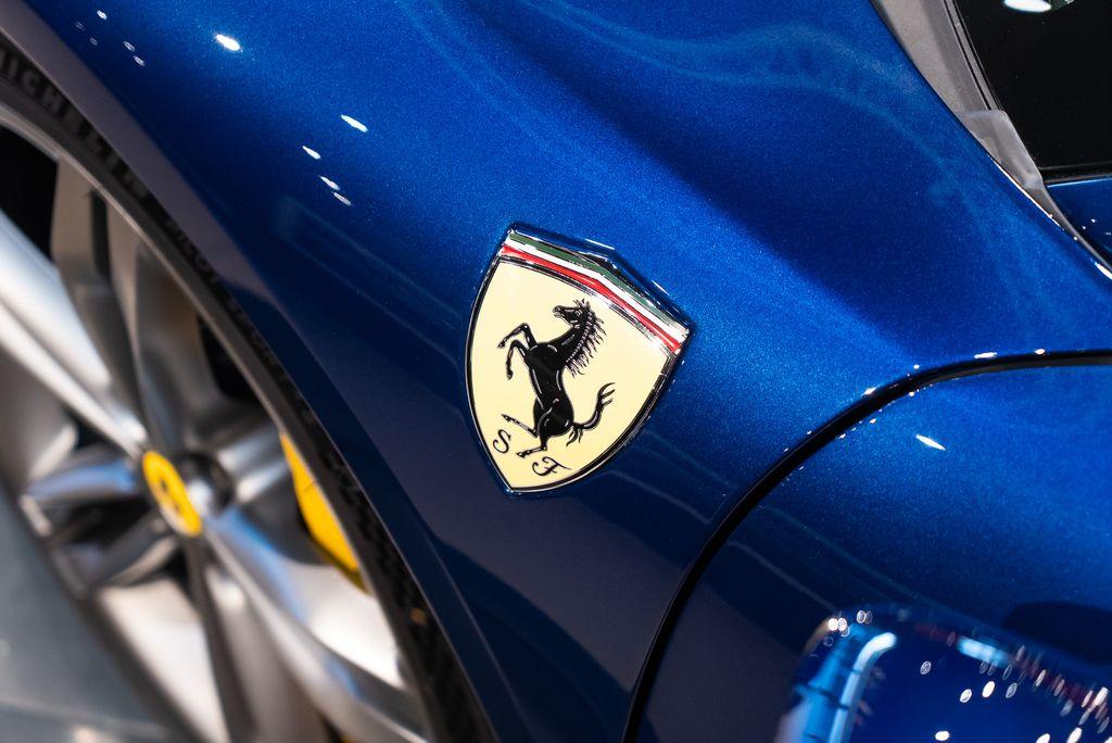http://www.koenigseggchicago.com/galleria_images/151/151_p39_l.jpg