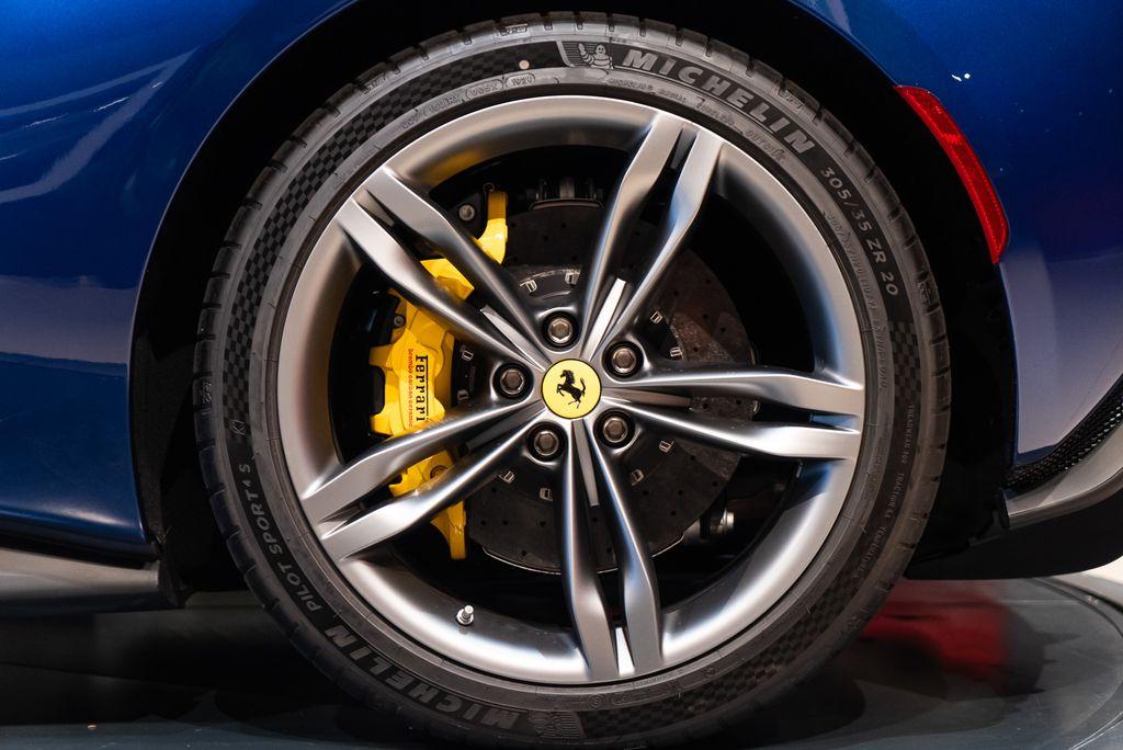 http://www.koenigseggchicago.com/galleria_images/151/151_p41_l.jpg
