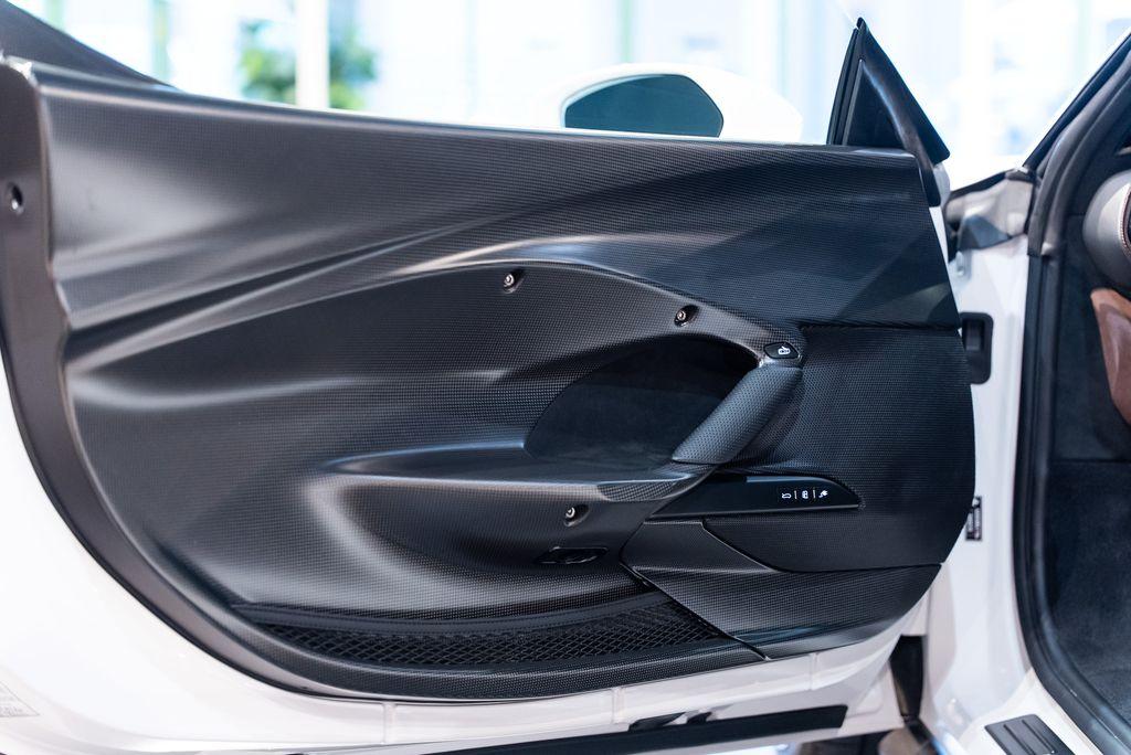 http://www.koenigseggchicago.com/galleria_images/153/153_p22_l.jpg