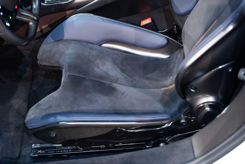 http://www.koenigseggchicago.com/galleria_images/153/153_p24_l.jpg