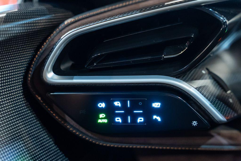 http://www.koenigseggchicago.com/galleria_images/153/153_p30_l.jpg