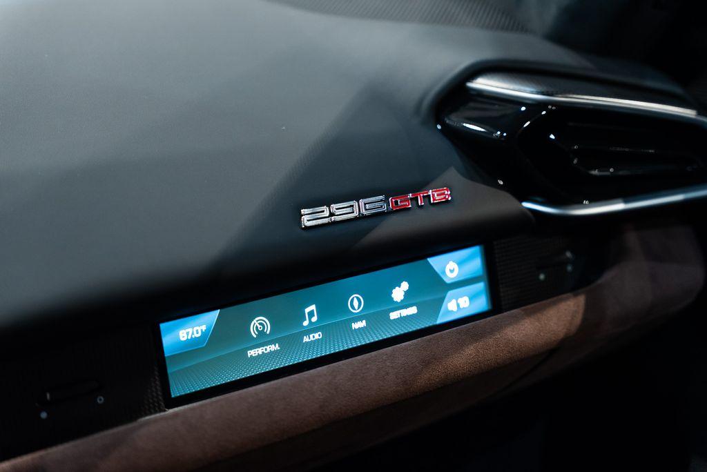 http://www.koenigseggchicago.com/galleria_images/153/153_p34_l.jpg