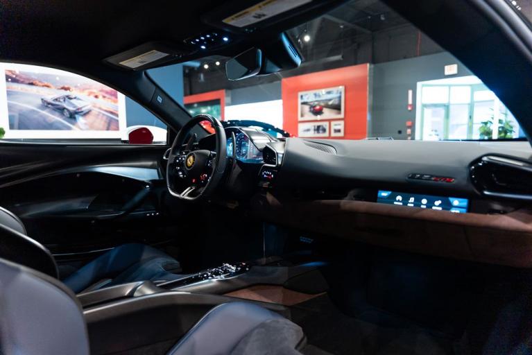 http://www.koenigseggchicago.com/galleria_images/153/153_p35_f.jpg