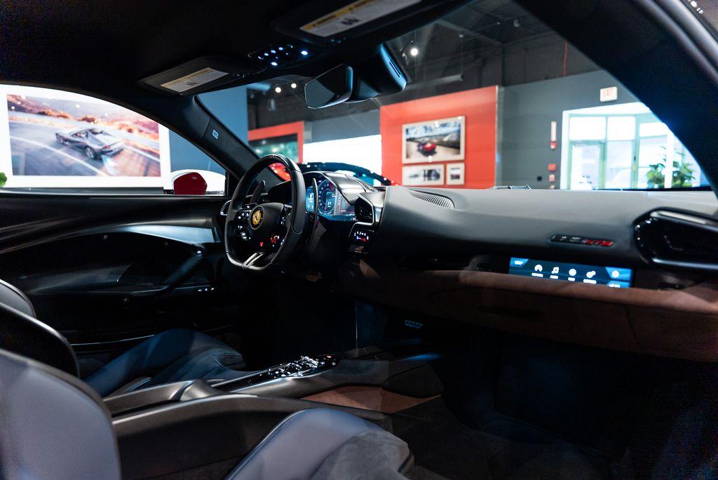 http://www.koenigseggchicago.com/galleria_images/153/153_p35_l.jpg