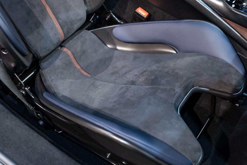 http://www.koenigseggchicago.com/galleria_images/153/153_p36_l.jpg