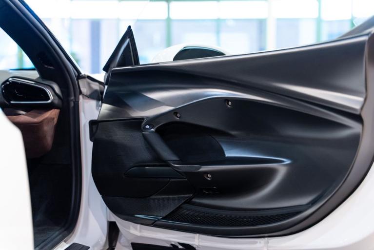http://www.koenigseggchicago.com/galleria_images/153/153_p38_f.jpg