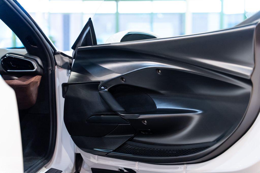 http://www.koenigseggchicago.com/galleria_images/153/153_p38_l.jpg