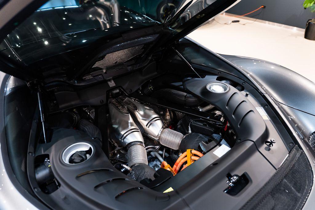 http://www.koenigseggchicago.com/galleria_images/154/154_p17_l.jpg