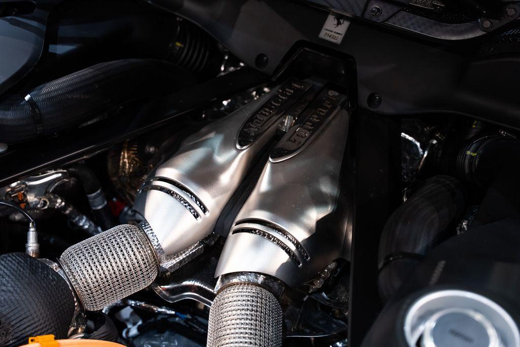http://www.koenigseggchicago.com/galleria_images/154/154_p20_l.jpg