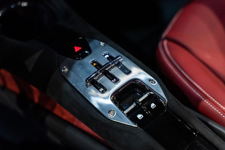 http://www.koenigseggchicago.com/galleria_images/154/154_p35_f.jpg