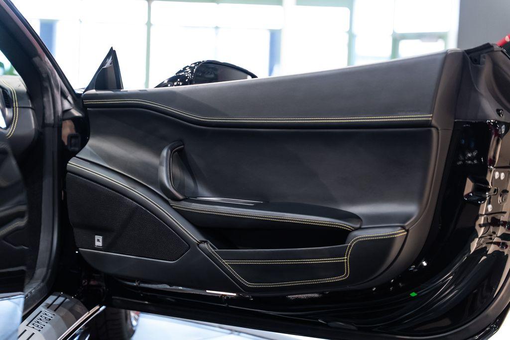http://www.koenigseggchicago.com/galleria_images/157/157_p45_l.jpg