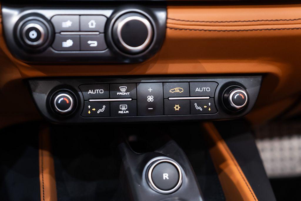 http://www.koenigseggchicago.com/galleria_images/158/158_p43_l.jpg