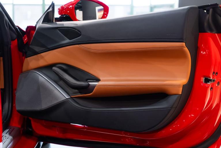 http://www.koenigseggchicago.com/galleria_images/158/158_p56_f.jpg