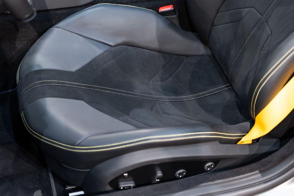 http://www.koenigseggchicago.com/galleria_images/159/159_p28_l.jpg
